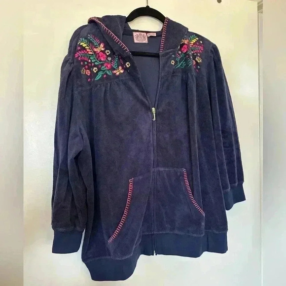 Never Worn Navy Juicy Hooded Sweatshirt with Pockets and Beautiful Embroidery - Picture 2 of 5